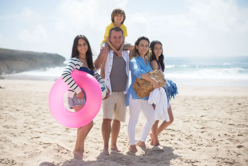 Eine Familie macht Urlaub am Strand